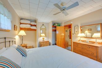 其他 4 Walk to Beach: Long Island Wine Country Home!