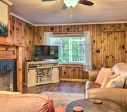 Lain-lain 5 Cute & Cozy Hendersonville Getaway w/ Yard!