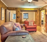 Others 4 Cute & Cozy Hendersonville Getaway w/ Yard!