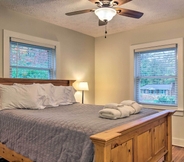 Lain-lain 7 Cute & Cozy Hendersonville Getaway w/ Yard!