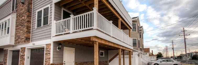 Others Recently Renovated LBI Apt w/ Deck on Beach Block!