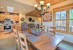 Others 6 Sisters Getaway w/ Hot Tub ~ Half-mi to Dtwn!