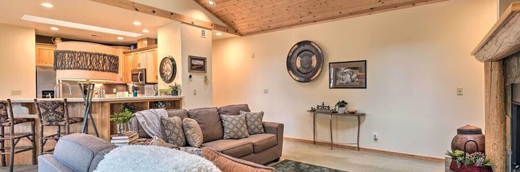 Others Sisters Getaway w/ Hot Tub ~ Half-mi to Dtwn!