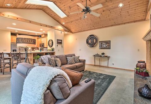 Others Sisters Getaway w/ Hot Tub ~ Half-mi to Dtwn!