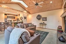 Others Sisters Getaway w/ Hot Tub ~ Half-mi to Dtwn!