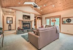 Others 2 Sisters Getaway w/ Hot Tub ~ Half-mi to Dtwn!