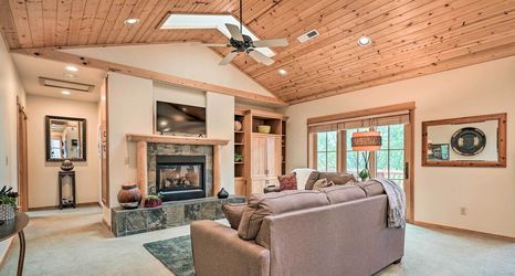 Others 2 Sisters Getaway w/ Hot Tub ~ Half-mi to Dtwn!