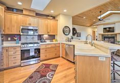 Others 4 Sisters Getaway w/ Hot Tub ~ Half-mi to Dtwn!