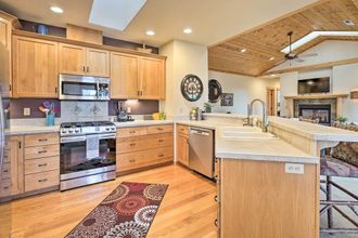 Others 4 Sisters Getaway w/ Hot Tub ~ Half-mi to Dtwn!