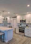 Imej utama Tasteful Mod Home w/ Patio + Grill <2 Mi to Beach!