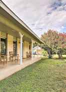 Imej utama Bright Jonestown Retreat w/ Porch: Walk to Lake!