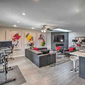 ครัวส่วนตัว 1 North Texas Home w/ Yard Near Frisco Star!, Royal Empire Trucking, LLC Hotels