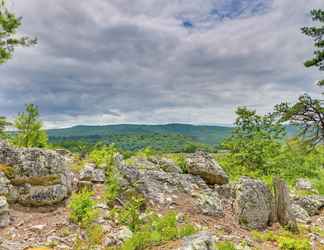 Lainnya 2 Upscale Wardensville Cabin w/ Deck and Hot Tub!