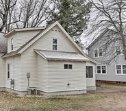 อื่นๆ 2 Charming Home < One Block to Lake Superior!