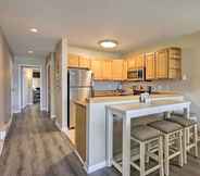 Others 7 Dreamy Lakefront Condo: Walk to Dining & More