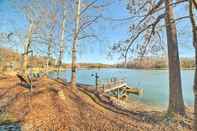 อื่นๆ Lakefront Harrison Home w/ Sunroom, Deck, & Dock!