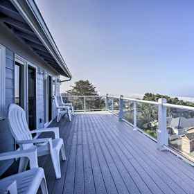Primary image1Ocean-view Lincoln City Retreat w/ 3 Viewing Decks，林肯县飯店