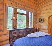 Others 7 Cozy Fairplay Log Cabin w/ Deck: 26 Mi to Breck!