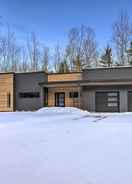 Imej utama Modern-chic Interlochen Home w/ Deck & Game Room!