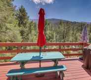 Lain-lain 6 Colorful Alpine Cabin w/ Deck & Mountain View