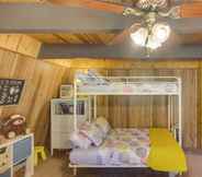 Lain-lain 4 Colorful Alpine Cabin w/ Deck & Mountain View