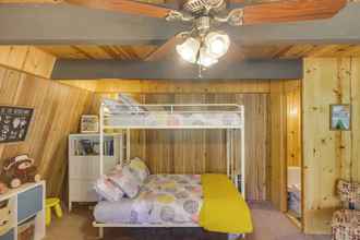 Lain-lain 4 Colorful Alpine Cabin w/ Deck & Mountain View