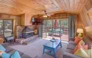 Lainnya 5 Colorful Alpine Cabin w/ Deck & Mountain View