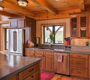 Lainnya 7 Naples Cabin w/ Large Wraparound Deck & Lake Views