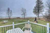 Others Waterfront Baileys Harbor Studio on Lake Michigan!