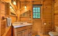 Others 5 Exquisite Cabin w/ Deck & Fire Pit, 10 Mi to Lake