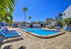 其他 2 Poolside Madeira Beach Abode w/ Balcony!