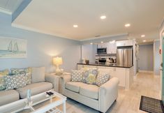 其他 7 Poolside Madeira Beach Abode w/ Balcony!