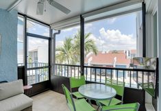 其他 4 Poolside Madeira Beach Abode w/ Balcony!