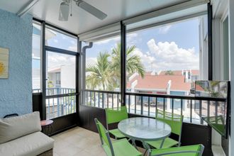 其他 4 Poolside Madeira Beach Abode w/ Balcony!