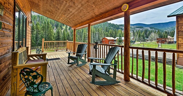 Others Cozy Cabin Escape w/ Mtn Views Near the Red River!