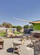 Imej utama Vacation Home w/ Hot Tub & Pool: Near Joshua Tree!