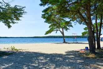 อื่นๆ 4 Lakefront Mashpee Home w/ Kayak & Outdoor Kitchen!