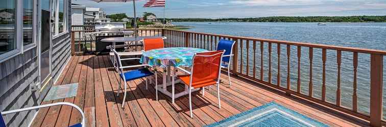 Lainnya Waterfront Cape Cod Cottage w/ Beach & Deck!