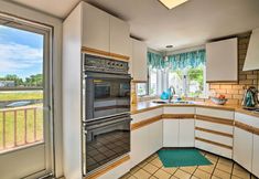 Others 6 Deck & Beach Access: Waterfront Cape Cod Cottage