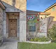 Lain-lain 6 San Antonio Abode Near Golf, Shops + Dining!