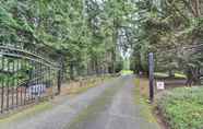 Others 4 Central 4-acre Cottage w/ Deck: Walk to Bay!
