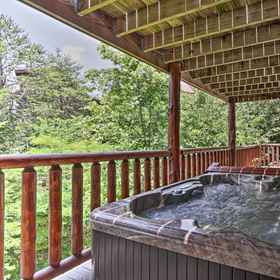 Interior1Pigeon Forge Getaway w/ Covered Patio & Hot Tub!，Pigeon Forge飯店