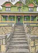 Imej utama The Lilly House: Historic Glen Rose Home w/ Porch!