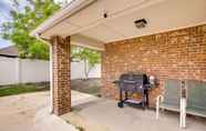 Lain-lain 6 Comfortable Dallas Abode w/ Backyard & Office!