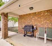 Others 6 Comfortable Dallas Abode w/ Backyard & Office!