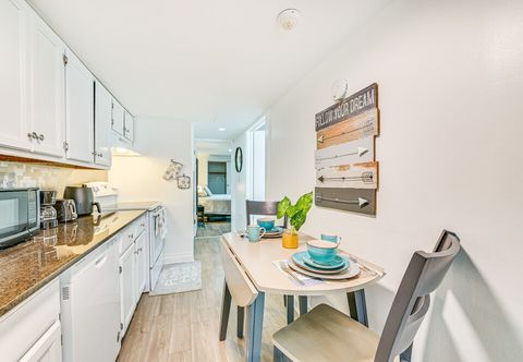 Others Walk to Downtown Albany: Ten Broeck Triangle Apt!