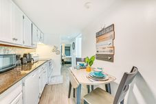 Others Walk to Downtown Albany: Ten Broeck Triangle Apt!