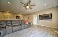 Others 2 Modern Apartment w/ Deck: 3 Miles to Grass Lake!