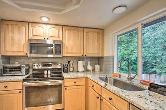 其他 4 Spacious Kent Getaway w/ Yard, Deck + Grill!