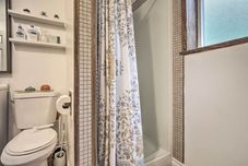 其他 Spacious Kent Getaway w/ Yard, Deck + Grill!